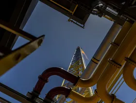 أنابيب مياه وغاز ونفط ومشعلة غاز - بلومبرغ