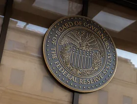 ختم مجلس محافظي الاحتياطي الفيدرالي الأميركي على مبنى الاحتياطي الفيدرالي في واشنطن العاصمة، الولايات المتحدة - بلومبرغ