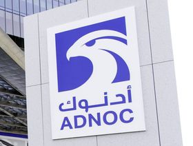 شعار بترول أبوظبي الوطنية "أدنوك" بمقر الشركة في أبوظبي، الإمارات العربية المتحدة - المصدر: بلومبرغ