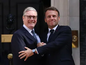 رئيس الوزراء البريطاني كير ستارمر (يسار) يستقبل الرئيس الفرنسي إيمانويل ماكرون في مبنى 10 داونينغ ستريت في 10 يوليو 2025 في لندن، المملكة المتحدة - Getty Images