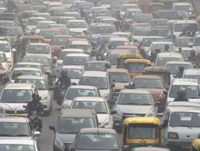 شارع مزدحم بالسيارات وسط الضباب الدخاني الكثيف في نيودلهي، الهند - المصدر: بلومبرغ