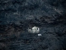 أرض محترقة إثر حريق غابات في قرية سان فيسينتي دي ليرا، في غاليسيا، إسبانيا، في 21 أغسطس 2025 - بلومبرغ