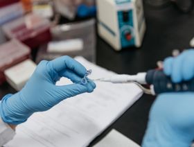 معمل اختبارات أدوية - المصدر: بلومبرغ