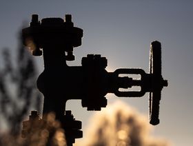 عجلة تحكم في صمام متصل بأنبوب نفط - المصدر: بلومبرغ