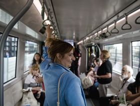 زائرون يرتادون قطار "ريزيو إكسبريس ميتروبوليتان" خلال تشغيله لأول مرة في مونتريال، كيبيك، كندا، بتاريخ 28 يوليو 2023 - المصدر: بلومبرغ