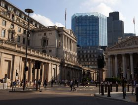 بنك إنجلترا في مدينة لندن ، المملكة المتحدة. قد يقترب بنك إنجلترا  من تشديد السياسة النقدية ، وإلغاء 900 مليار جنيه إسترليني من آلية شراء السندات. - المصدر: بلومبرغ