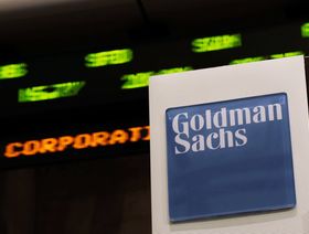 أسعار الأسهم على شريط بجوار شعار "غولدمان ساكس" في بورصة نيويورك، الولايات المتحدة. - المصدر: بلومبرغ
