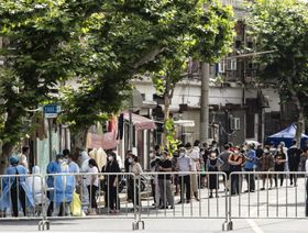 سكان المدينة يصطفون لإجراء اختبار كوفيد-19 في شنغهاي  - المصدر: بلومبرغ