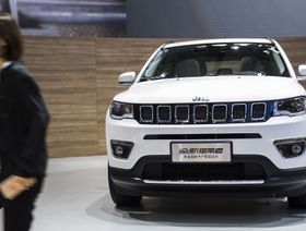 سيارة جيب كومباس رياضية متعددة الأغراض من صناعة شركة "غوانزو أوتوموبيل غروب" على الشاشة في معرض الصين الدولي للسيارات بغوانزو في الصين 2016 - المصدر: بلومبرغ