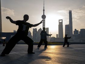 أشخاص يمارسون رياضة التاي تشي في منطقة "ذا بوند"، شنغهاي، الصين - المصدر: بلومبرغ