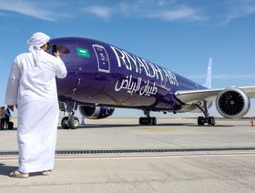 أحد الحضور في معرض دبي للطيران يلتقط صورة لطائرة من طراز بوينغ تابعة لشركة "طيران الرياض". 13 نوفمبر 2023 - المصدر: بلومبرغ