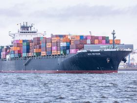 سفينة الحاويات "إن واي كي ميتيور" في ميناء هامبورغ، ألمانيا - المصدر: بلومبرغ