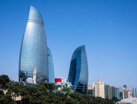  الأبراج الثلاثة المصممة بشكل يشبه اللهب ترمز الى النار التي تمثل اذربيجان - المصدر: غيتي إيمجز