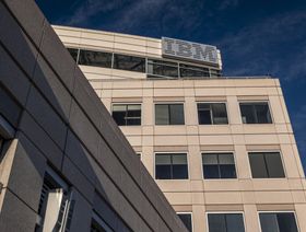 شعار "آي بي إم" (IBM) يعتلي مكتب الشركة في فوستر سيتي، بكاليفورنيا في الولايات المتحدة - المصدر: بلومبرغ