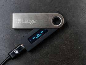 مفتاح إلكتروني خاص بشركة "ليدجر" يٌستخدم للتخزين الآمن والاحتفاظ بكلمات المرور للعملات المشفرة - المصدر: بلومبرغ
