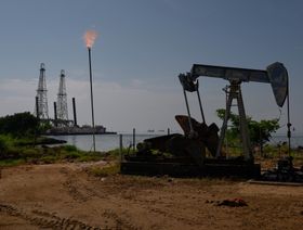 الولايات المتحدة تعتزم إعادة فرض العقوبات النفطية على فنزويلا