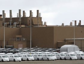 سيارات مجهزة للشحن خارج مصنع أوريون التابع لشركة "جنرال موتورز" في بلدة أوريون، ميشيغان، الولايات المتحدة - المصدر: بلومبرغ