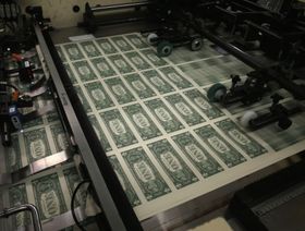 أوراق نقدية من فئة 1 دولار تمر في المطبعة بمكتب النقش والطباعة - المصدر: غيتي إيمجز