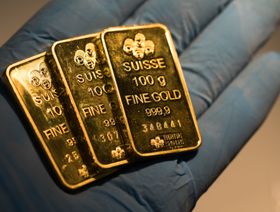مستثمرون يتخلون عن الدولار لصالح الذهب وأسهم الأسواق الناشئة