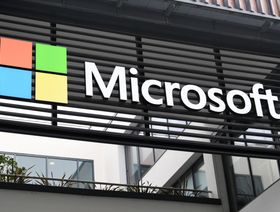 شعار "مايكروسوفت" خارج مركز التكنولوجيا التابع لها في نيويورك، الولايات المتحدة الأميركية - المصدر: بلومبرغ