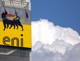 شعار "إيني" على مبنى الشركة في روما، إيطاليا - المصدر: بلومبرغ