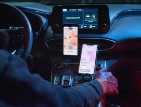 سائق سيارة يستخدم تطبيقات شركات نقل تشاركي - المصدر: بلومبرغ