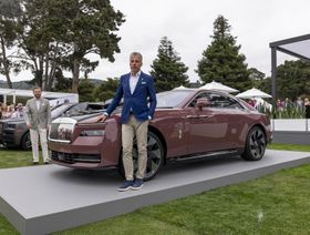 تورستن مولر-أوتفوس، الرئيس التنفيذي السابق لـ"رولز رويس"، يقف إلى جانب سيارة من طراز "سبِكتر" الكهربائية بالكامل - المصدر: بلومبرغ