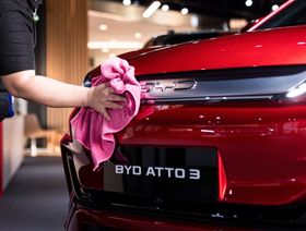 سيارة "أتو3" الرياضية متعددة الأغراض من شركة "بي واي دي"  في صالة عرض في هونغ كونغ، الصين، يوم السبت 13 يناير 2024. - المصدر: بلومبرغ