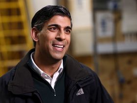 رئيس الوزراء البريطاني ريشي سوناك يتحدث إلى صحفيين خلال زيارة لقرية كونستركشن سكيلز فيليدج في 25 يناير 2024 في إيستفيلد، بالقرب من سكاربورو، إنجلترا - المصدر: بلومبرغ