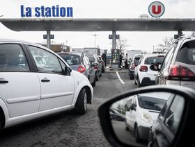 إضراب العمال في فرنسا يصيب مصافي التكرير بالشلل