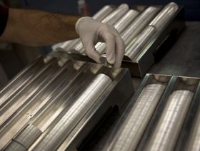 موظف يُعد سبائك من الفضة بوزن أوقية واحدة ليتم ضغطها كعملات معدنية في ويست بوينت. نيويورك، الولايات المتحدة  - المصدر: بلومبرغ