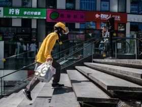 عامل تابع لشركة توصيل الطعام "ميتوان" في بكين، الصين - المصدر: بلومبرغ