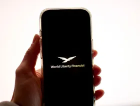 شعار "وورلد ليبرتي فاينانشال" يظهر على شاشة هاتف ذكي في نيويورك، الولايات المتحدة - بلومبرغ