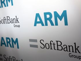 شعارا شركتي "أرم هولدينغز" و"سوفت بنك غروب" يظهران على خلفية أثناء مؤتمر صحفي في لندن، المملكة المتحدة - المصدر: بلومبرغ