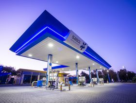 المصابيح تضئ محطة للتزوّد بالوقود تابعة لـ "ساسول" في بريتوريا بجنوب إفريقيا. - المصدر: بلومبرغ