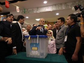المرشح الإصلاحي مسعود بيزشكيان يدلي بصوته في العاصمة طهران. 28 يونيو 2024  - المصدر: أ.ف.ب