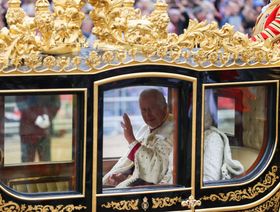الملك تشارلز يلوح من العربة الملكية في مراسم تتويجه، في لندن، المملكة المتحدة يوم السبت 6 مايو 2023 - المصدر: بلومبرغ