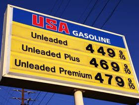 عرض أسعار البنزين خارج محطة وقود في 23 نوفمبر 2021 في لوس أنجلوس، كاليفورنيا. - المصدر: غيتي إيمجز