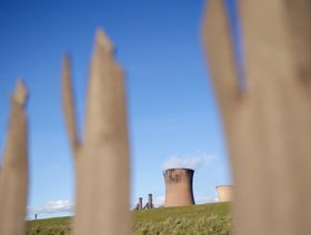 انبعاثات البخار من أبراج التبريد في مصنع لقضبان الصلب، تديره مجموعة "ليبرتي ستيل"، في سكونثورب، المملكة المتحدة - المصدر: بلومبرغ