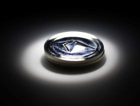 قطعة رمزية تحمل شعار العملة المشفرة "إيثريوم" - المصدر: بلومبرغ