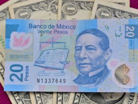 ورقة نقدية مكسيكية من فئة 20 بيزو فوق أوراق نقدية من فئة 1 دولار أمريكي - المصدر: غيتي إيمجز