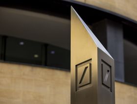 شعار "دويتشه بنك" يزين واجهة فرع البنك في وينشستر هاوس، لندن، المملكة المتحدة - المصدر: بلومبرغ
