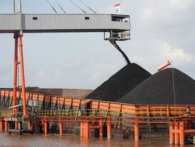 الفحم الأسترالي يصل إلى الصين بعد توقف لأكثر من عامين