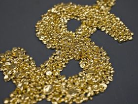 حبيبات من الذهب مجمعة على هيئة علامة الدولار الأمريكي - المصدر: بلومبرغ