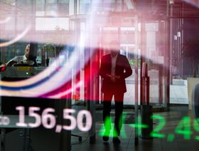 عرض بيانات أسعار الأسهم في بهو بورصة يورونكست في باريس بفرنسا - المصدر: بلومبرغ