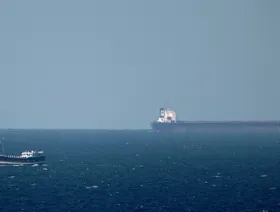 ناقلة نفط تُبحر نحو مضيق هرمز قبالة سواحل خصب في سلطنة عُمان - بلومبرغ