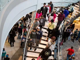 تباطؤ مرتقب للتضخم الأميركي بينما تتزايد مخاطر سوق العمل