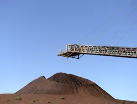 حزام ناقل يوصل إلى كومة من خام الحديد في منجم "غودي – داري" الذي تشغّله شركة "ريو تينتو غروب" في منطقة بلبارا بغرب أستراليا - المصدر: بلومبرغ