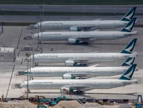 طائرات تابعة لشركة "كاثي باسيفيك" رابضة في مطار هونغ كونغ الدولي - المصدر: بلومبرغ