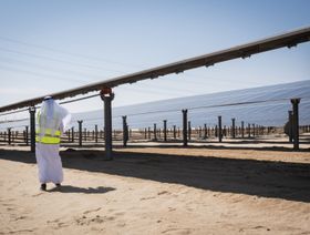 ألواح الطاقة الشمسية في محطة الظفرة للطاقة الشمسية بالقرب من أبوظبي، الإمارات العربية المتحدة - المصدر: بلومبرغ